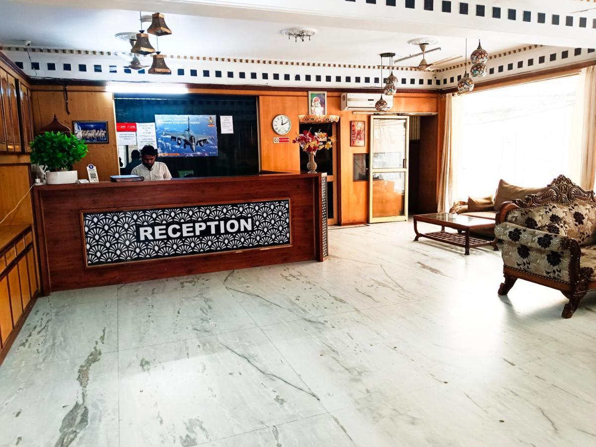 Hotel Marina Near IGI Airport Neu-Delhi Exterior foto