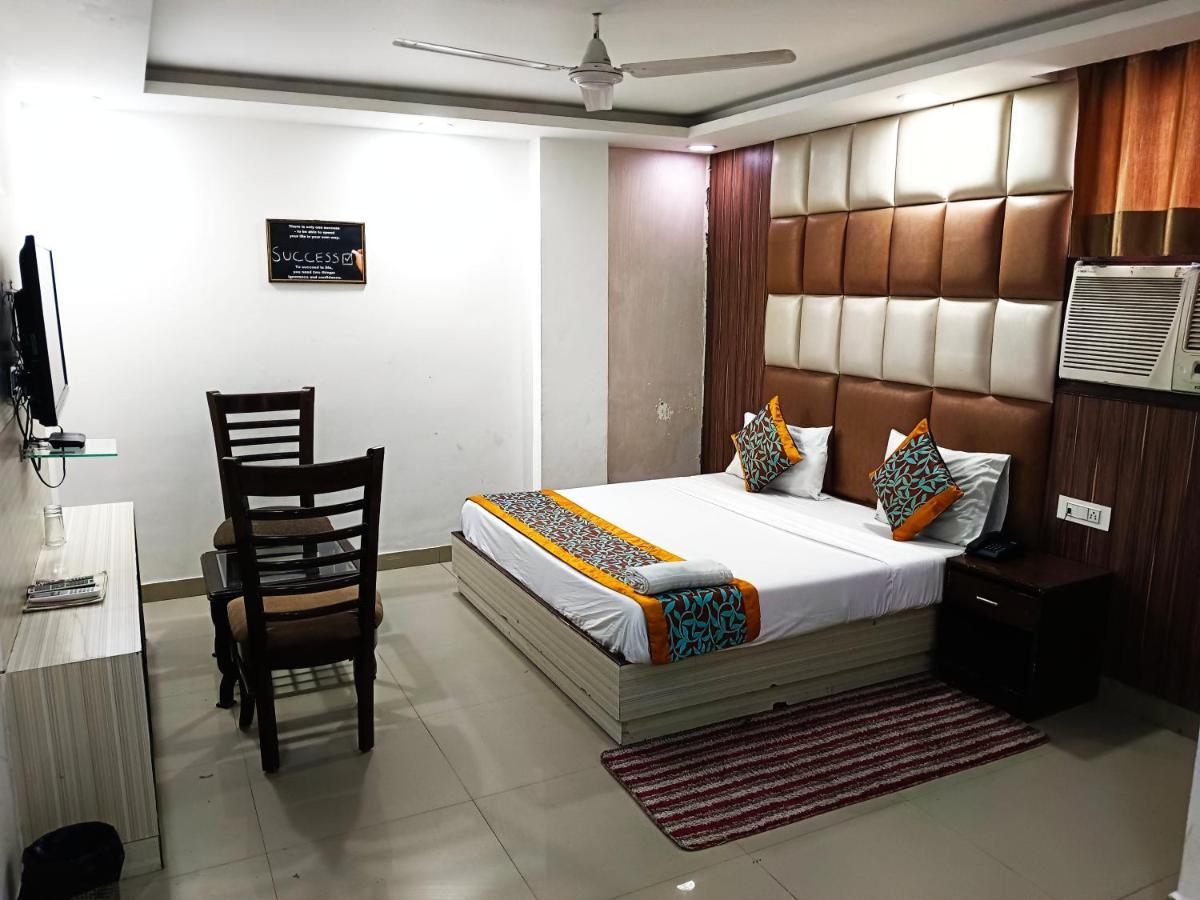 Hotel Marina Near IGI Airport Neu-Delhi Exterior foto